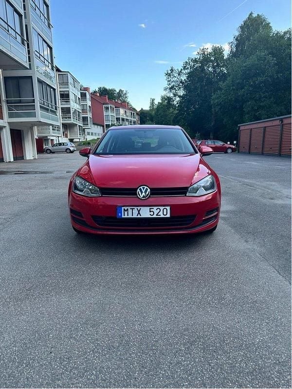 Röd Begagnad 2013 VW Golf VII Halvkombi | 59 000 kr (Bra pris) - Bild 1/4