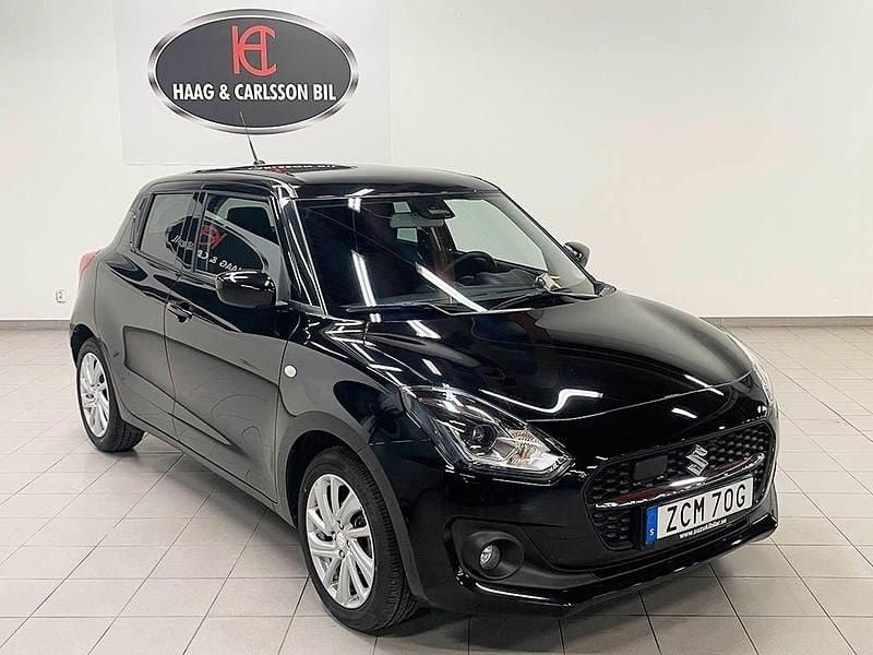 Svart Begagnad 2023 Suzuki Swift Halvkombi | 209 000 kr (Marknadspris) - Bild 1/4