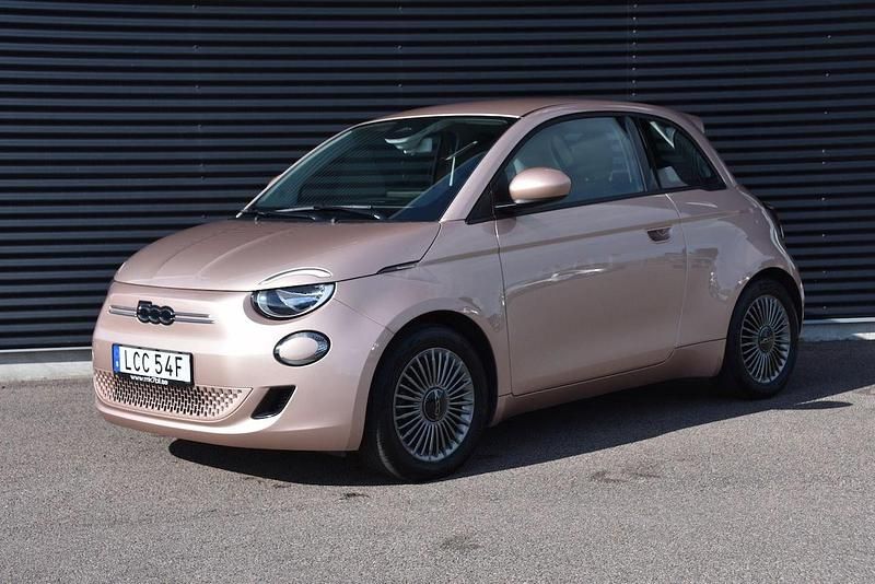 Röd Begagnad 2022 Fiat 500e Icon Halvkombi | 164 900 kr (Marknadspris) - Bild 1/4