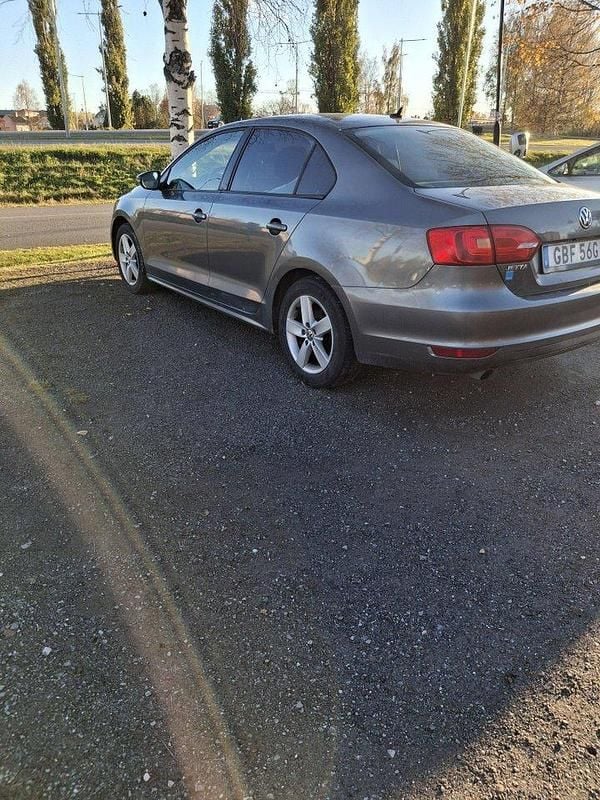 Grå Begagnad 2011 VW Jetta Comfortline Sedan | 19 000 kr (Superpris) - Bild 1/4