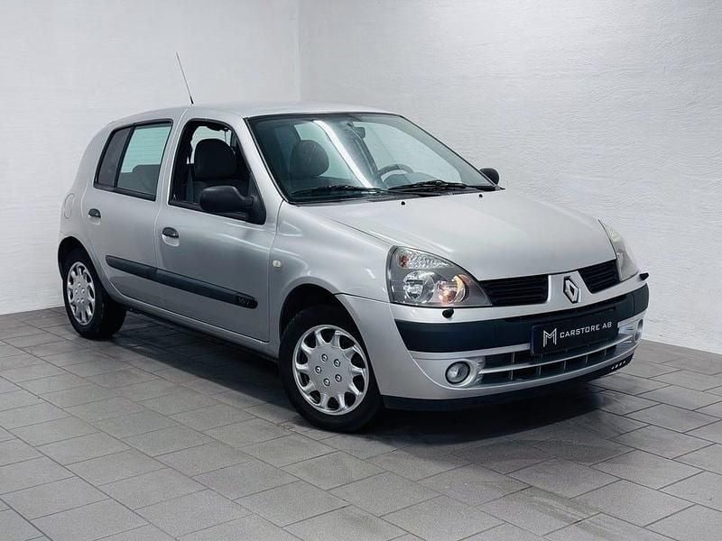 Grå Begagnad 2006 Renault Clio R.S. Authentique Halvkombi | 29 900 kr (Marknadspris) - Bild 1/4