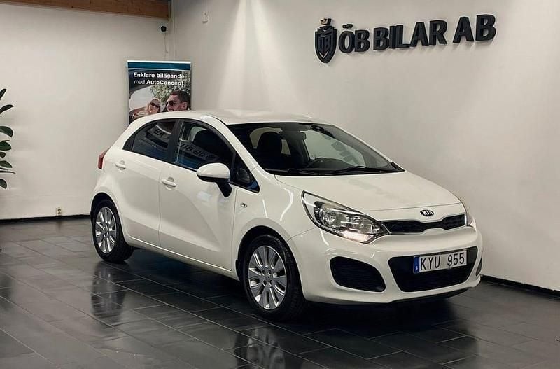 Vit Begagnad 2013 Kia Rio Halvkombi | 54 900 kr (Marknadspris) - Bild 1/4