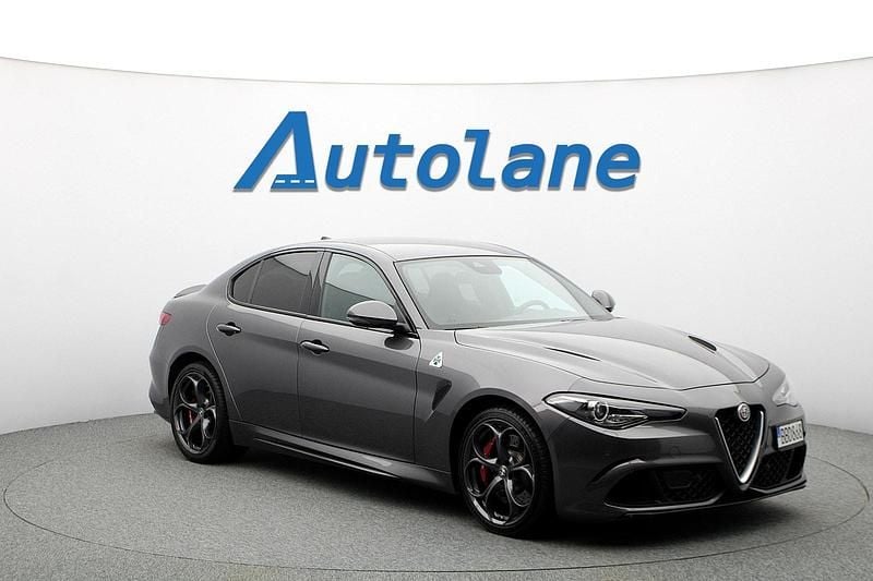 Grå Begagnad 2018 Alfa Romeo Giulia Quadrifoglio Sedan | 559 900 kr (Bra pris) - Bild 1/3