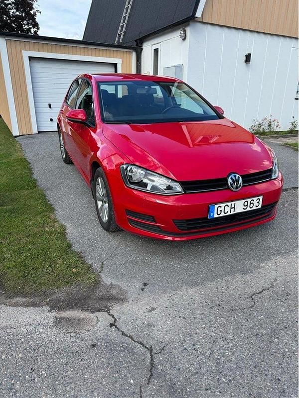 Röd Begagnad 2014 VW Golf VII Halvkombi | 94 900 kr (Bra pris) - Bild 1/4