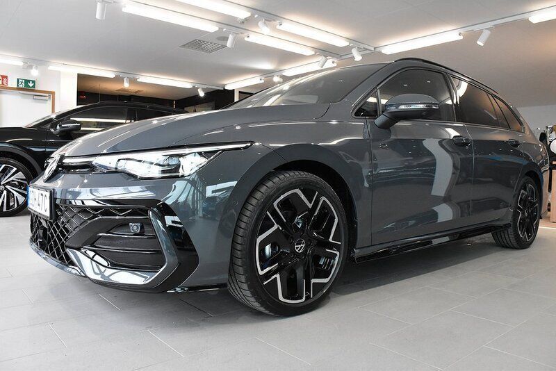 Mörkgrå (dolphin grey metallic) Ny 2025 VW Golf VIII R-line Edition Kombi | 457 000 kr - Bild 1/3