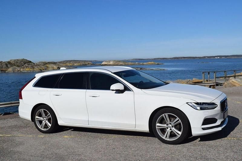 Vit Begagnad 2018 Volvo V90 Momentum Kombi | 129 000 kr - Bild 1/4