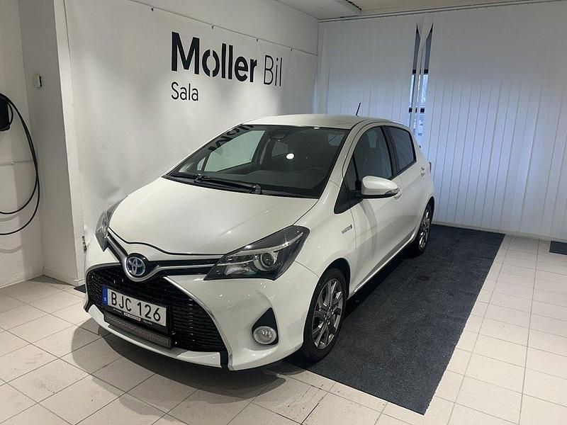 Ljusgrå (lgrå) Begagnad 2017 Toyota Yaris Hybrid Halvkombi | 119 900 kr (Bra pris) - Bild 1/4