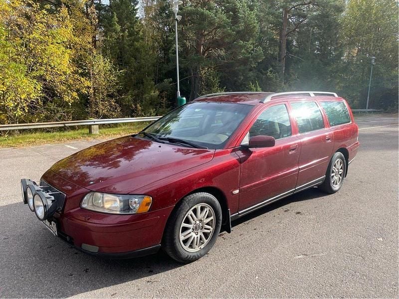 Röd Begagnad 2006 Volvo V70 Kinetic Kombi | 23 900 kr (Marknadspris) - Bild 1/4