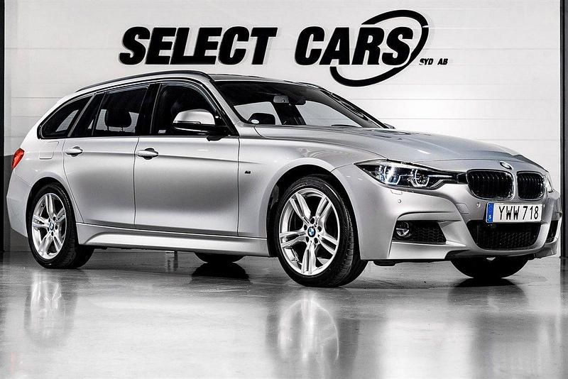 Silver (glaciär silver metallic) Begagnad 2018 BMW 320 M Sport Kombi | 269 900 kr (Marknadspris) - Bild 1/4