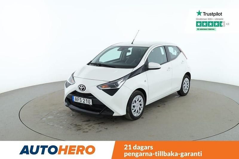 Vit Begagnad 2020 Toyota Aygo X-play Halvkombi | 118 000 kr (Marknadspris) - Bild 1/4