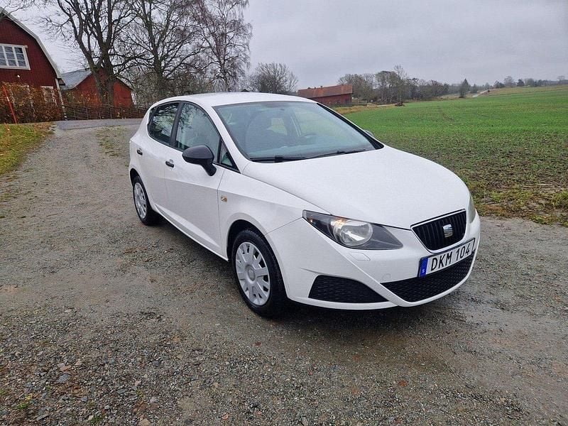 Vit Begagnad 2010 Seat Ibiza Halvkombi | 49 900 kr (Bra pris) - Bild 1/4