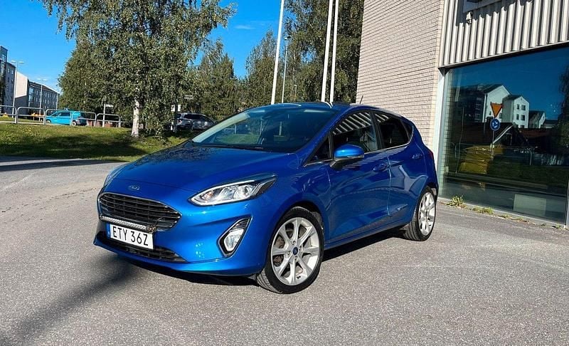 Blå (blåmetallic) Begagnad 2020 Ford Fiesta Titanium Halvkombi | 139 000 kr (Marknadspris) - Bild 1/4