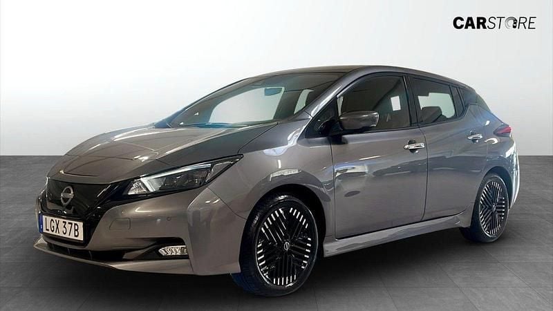 Grå (grey) Begagnad 2023 Nissan Leaf Tekna Halvkombi | 219 900 kr - Bild 1/4