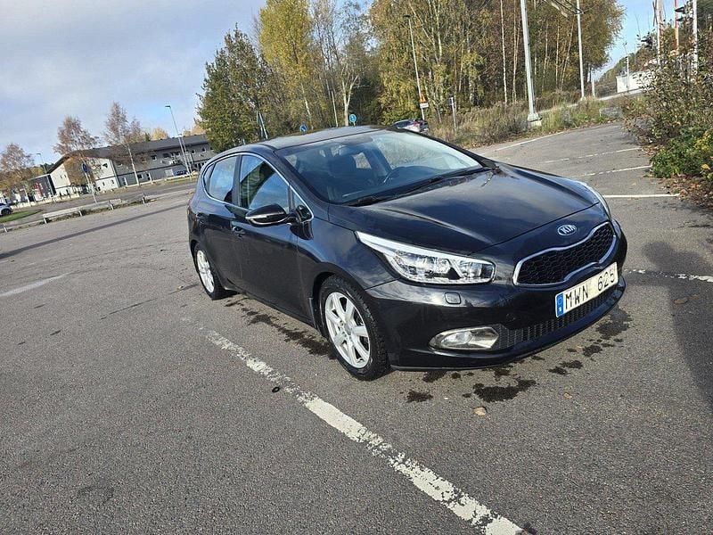 Svart Begagnad 2013 Kia Ceed Comfort Halvkombi | 69 999 kr (Bra pris) - Bild 1/4