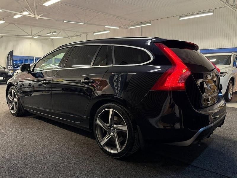 Begagnad Volvo V60 R-Design 150 HK (110 kW) 2011 Svart Kombi