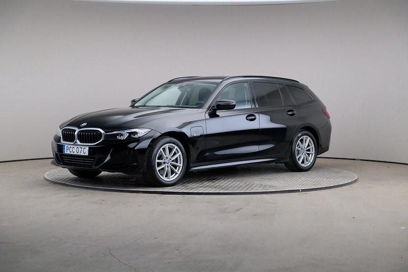 Svart Begagnad 2022 BMW 330e Kombi | 299 000 kr (Lite dyr) - Bild 1/4