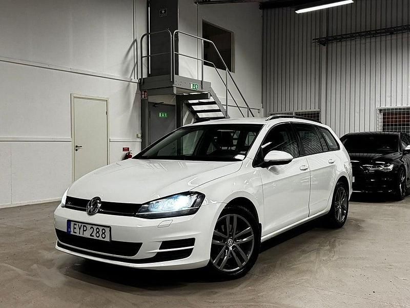 Vit Begagnad 2015 VW Golf VII R-line Kombi | 74 900 kr (Superpris) - Bild 1/4