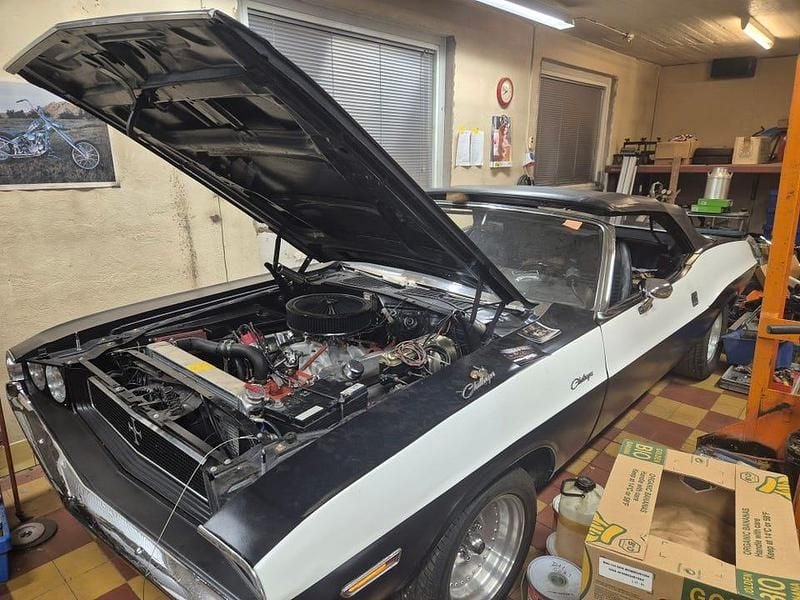 Begagnad Dodge Challenger 1970 Svart med vit rand. garage lackad Sportkupé