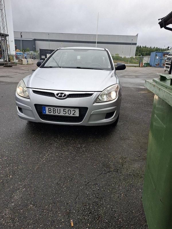 Silver Begagnad 2008 Hyundai i30 Halvkombi | 31 500 kr (Marknadspris) - Bild 1/4