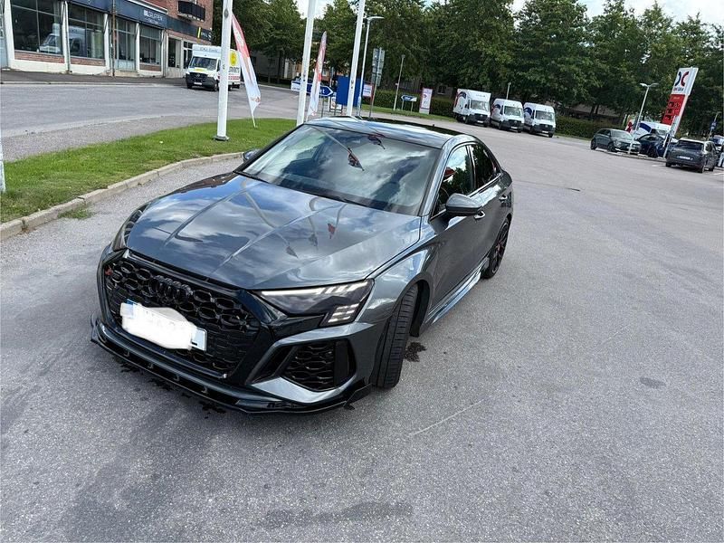 Grå Begagnad 2023 Audi RS3 Sedan | 639 000 kr - Bild 1/4