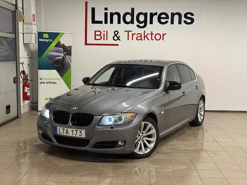 Grå Begagnad 2011 BMW 325 Sedan | 114 900 kr (Marknadspris) - Bild 1/4
