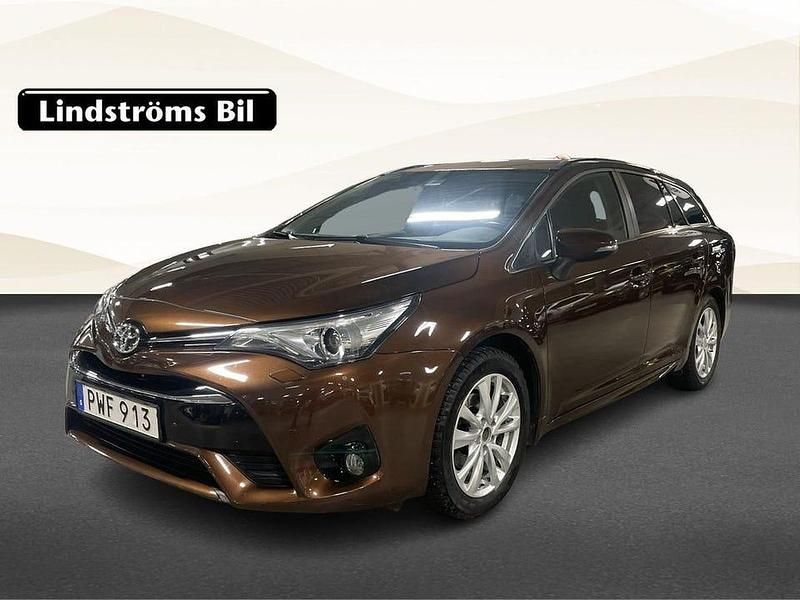 Brun Begagnad 2015 Toyota Avensis Active Kombi | 159 000 kr (Marknadspris) - Bild 1/3