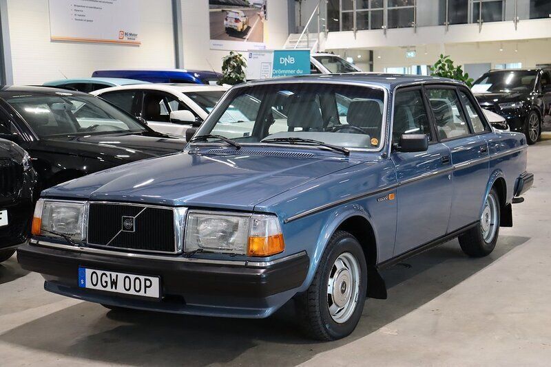 Blå Begagnad 1984 Volvo 244 Sedan | 99 900 kr - Bild 1/4