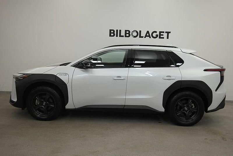 Begagnad Toyota bZ4X 252 kW (343 HK) 2023 Vit SUV