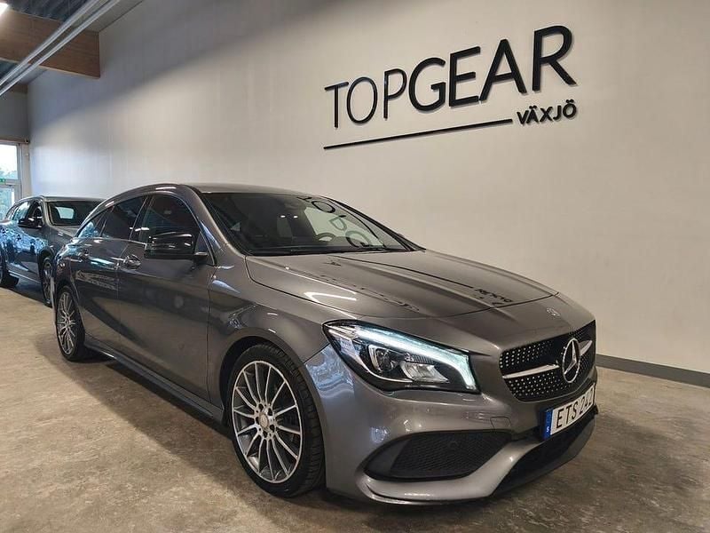 Grå Begagnad 2017 Mercedes CLA200 Shooting Brake AMG Kombi | 184 900 kr (Marknadspris) - Bild 1/4
