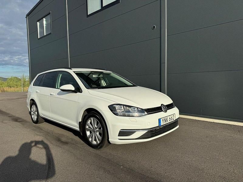 Vit Begagnad 2018 VW Golf VII Kombi | 159 900 kr (Marknadspris) - Bild 1/4
