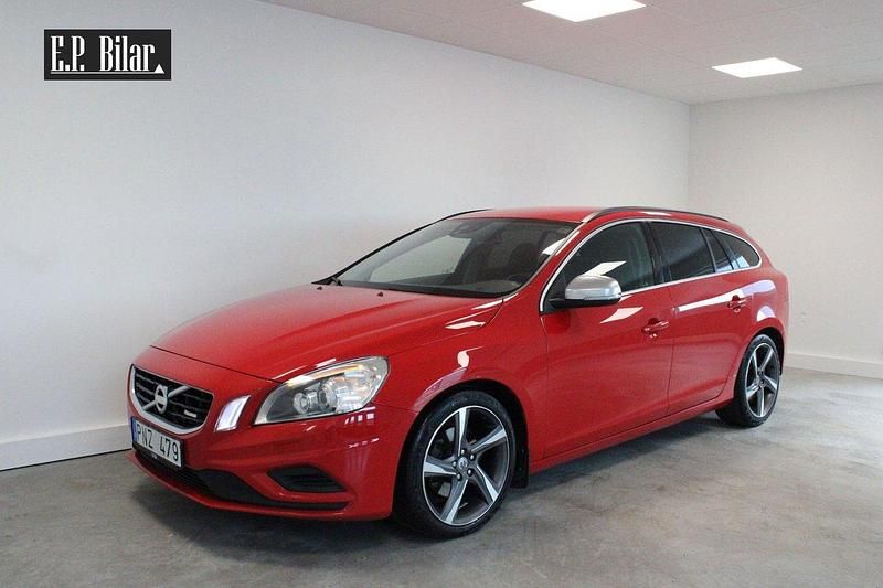 Röd Begagnad 2012 Volvo V60 R-Design Momentum Kombi | 99 800 kr (Marknadspris) - Bild 1/4