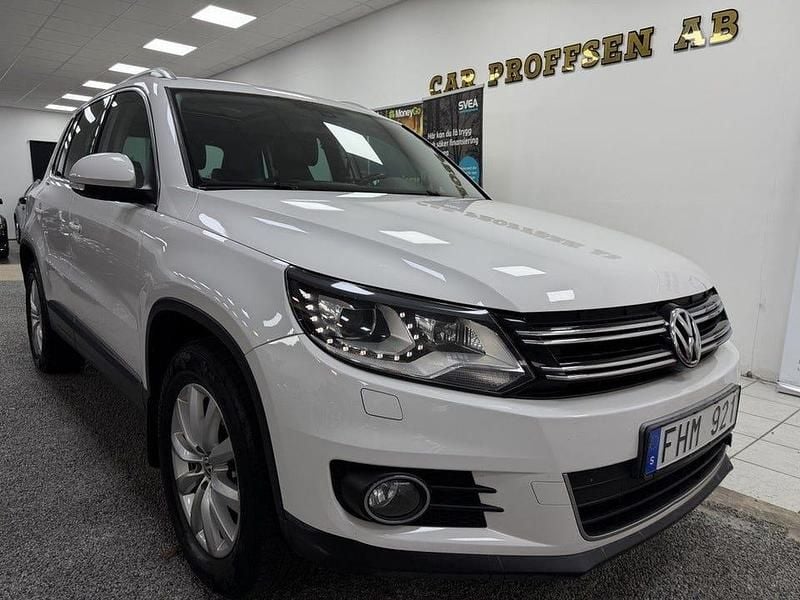 Vit Begagnad 2012 VW Tiguan Sportline SUV | 104 900 kr (Bra pris) - Bild 1/4