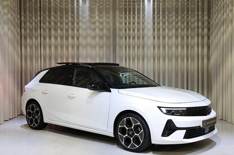 Vit Begagnad 2024 Opel Astra Ultimate Halvkombi | 239 900 kr (Marknadspris) - Bild 1/4