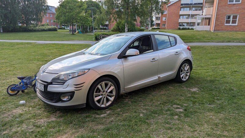 Silver Begagnad 2012 Renault Mégane III Halvkombi | 30 000 kr (Marknadspris) - Bild 1/3