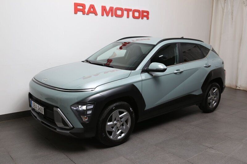 Grön Begagnad 2023 Hyundai Kona Essential SUV | 278 900 kr (Marknadspris) - Bild 1/3