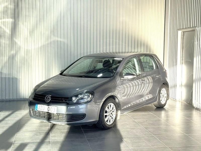 Grå Begagnad 2009 VW Golf VI Halvkombi | 59 900 kr (Marknadspris) - Bild 1/4
