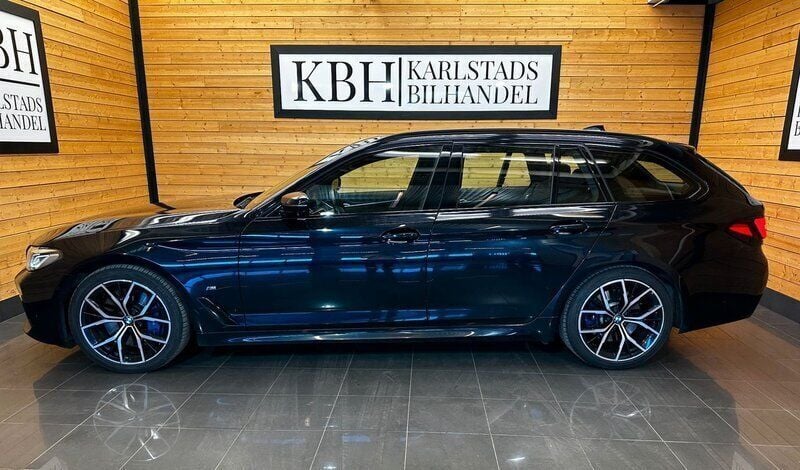 Svart Begagnad 2021 BMW 540 M Sport Kombi | 459 900 kr (Marknadspris) - Bild 1/4