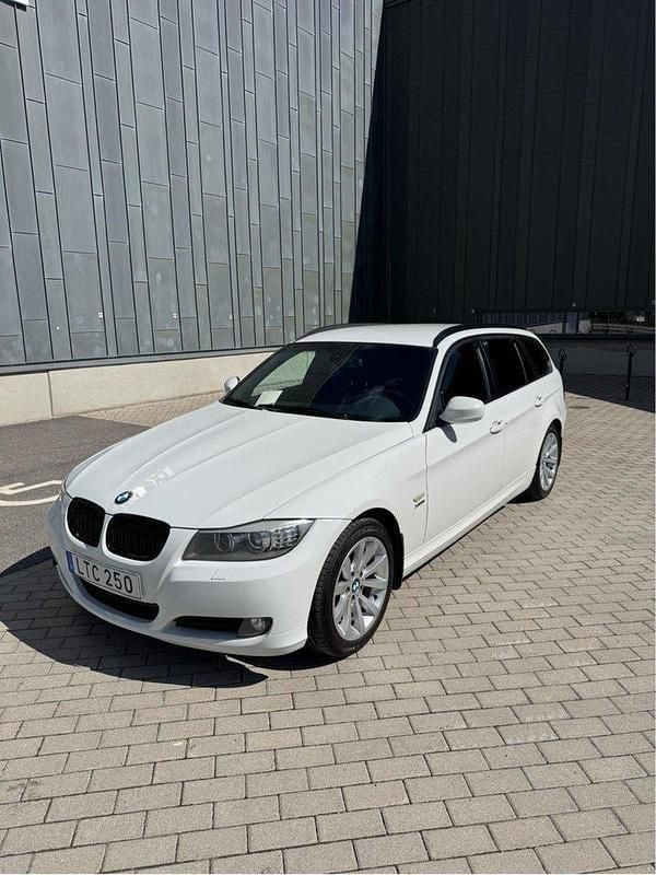 Vit Begagnad 2011 BMW 320 Kombi | 85 000 kr (Marknadspris) - Bild 1/4