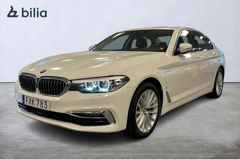 Vit Begagnad 2019 BMW 530e iPerformance Sedan | 279 000 kr (Bra pris) - Bild 1/4