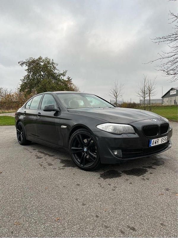 Grå Begagnad 2013 BMW 520 Sedan | 125 000 kr (Bra pris) - Bild 1/4