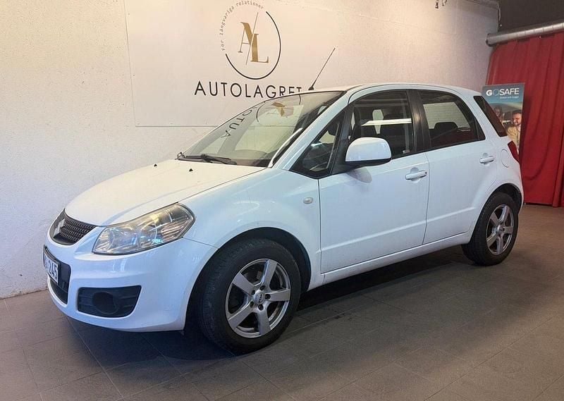 Vit Begagnad 2011 Suzuki SX4 Halvkombi | 39 900 kr (Bra pris) - Bild 1/4