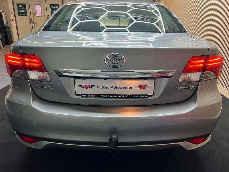 Begagnad Toyota Avensis 147 HK (108 kW) 2012 Ljusgrå (grå) Sedan