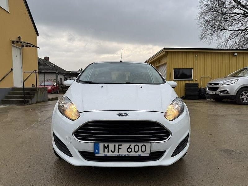 Begagnad Ford Fiesta Trend 60 HK (44 kW) 2015 Vit Halvkombi