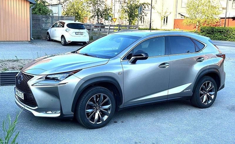 Grå Begagnad 2015 Lexus NX300h Sport Line SUV | 233 000 kr (Marknadspris) - Bild 1/4