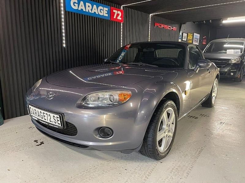 Mörkgrå (gråmetallic) Begagnad 2006 Mazda MX5 Touring Cab | 74 900 kr (Marknadspris) - Bild 1/4
