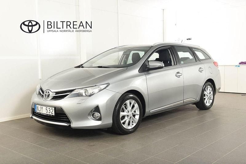 Ljusgrå Begagnad 2013 Toyota Auris Active Kombi | 108 900 kr (Marknadspris) - Bild 1/4