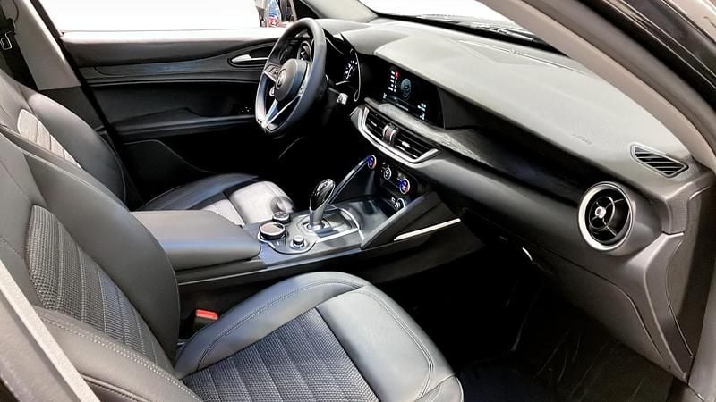 Begagnad Alfa Romeo Stelvio 201 HK (147 kW) 2019 Svart SUV