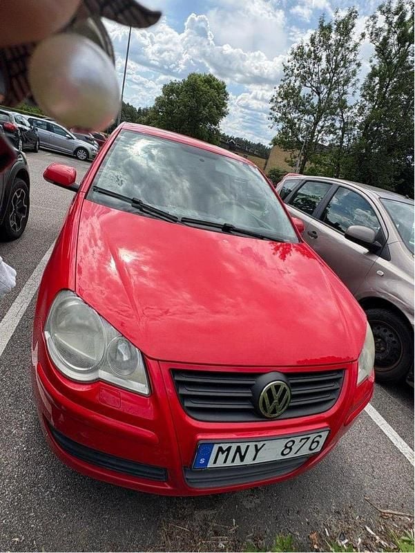 Röd Begagnad 2009 VW Polo Comfortline Halvkombi | 18 000 kr (Superpris) - Bild 1/4