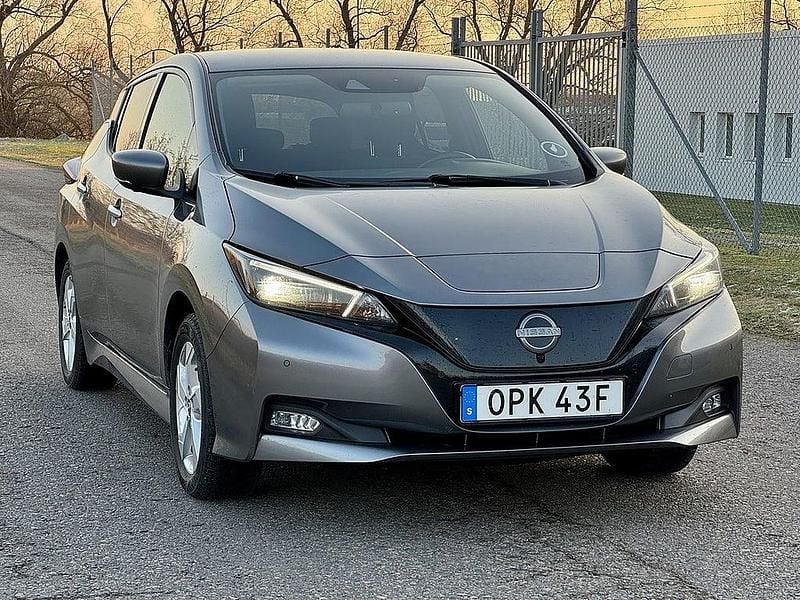 Grå Begagnad 2023 Nissan Leaf Halvkombi | 179 900 kr (Marknadspris) - Bild 1/4