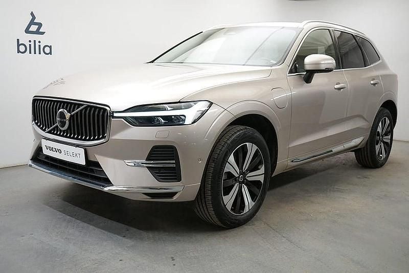 Ljusgrå Begagnad 2022 Volvo XC60 Plus SUV | 509 900 kr (Lite dyr) - Bild 1/3